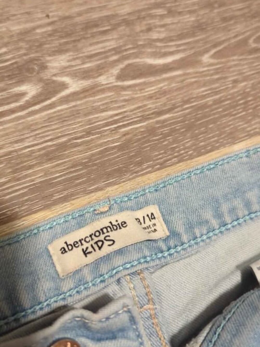 Abercrombie Kids light wash blue distressed denim shorts 13/14 - Picture 2 of 3
